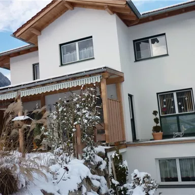 Hausansicht von vorne im Winter.