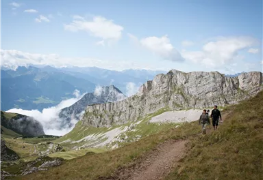 Brandenberger Alpen, Weg von Rosskopf zur Rofanspitze, Adlerweg Etappe 07_Tirol Werbung_Schwarz Jens_Maurach am Achensee.jpg