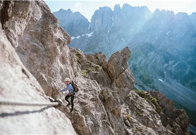WilderKaiser_Bergsport_Klettersteig_Jubiläumssteig_Sommer2023_Foto_CarmenHuter (4)_1920px.jpg