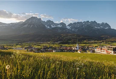 Ellmau_Ortsansicht_Frühling_Wilder Kaiserg