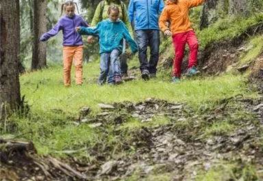 Familie beim Wandern_Wilder Kaiser