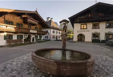 Going_Dorfplatz mit Brunnen_Wilder Kaiser