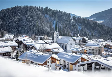 Scheffau_Ortsansicht_Kirche_Winter_Wilder Kaiser