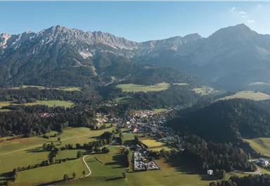 Wilder_Kaiser_Ortsansicht_Scheffau_Sommer