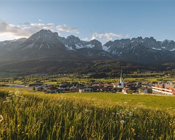 Ellmau_Ortsansicht_Frühling_Wilder Kaiserg