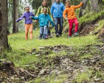 Familie beim Wandern