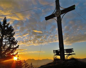 Soell_Sonnenaufgang_Sommer2020_KleinerPoelven_Gipfelkreuz_GabrielEder.JPG